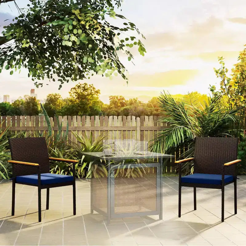 Sedie da pranzo impilabili da esterno in rattan PE con cuscino, sedia da pranzo in vimini per patio con braccioli e schienale
