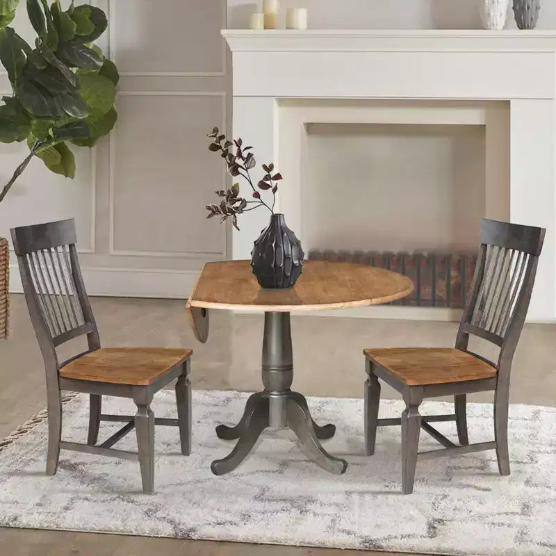 Tavolo da pranzo rotondo a scomparsa 3 pezzi da 42" con 2 sedie con schienale a doghe, colore Hickory/Washed Coal